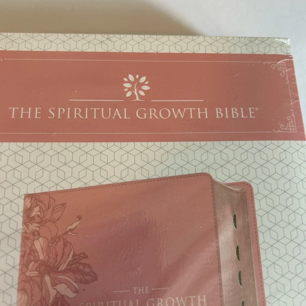 NWT The NLT version Spiritual Growth Bible Pink Faux Leather - Picture 2 of 6